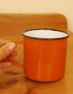 マグ・カップ＆ソーサー　インテリア雑貨　北欧カントリー雑貨のホウロウ製のマグカップ。どこか懐かしいホウロウのマグカップです。(n1-063)