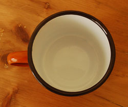 マグ・カップ＆ソーサー　インテリア雑貨　北欧カントリー雑貨のホウロウ製のマグカップ。内側は、コーヒーもスープも何でも美味しそうに見える白です。(n1-063)