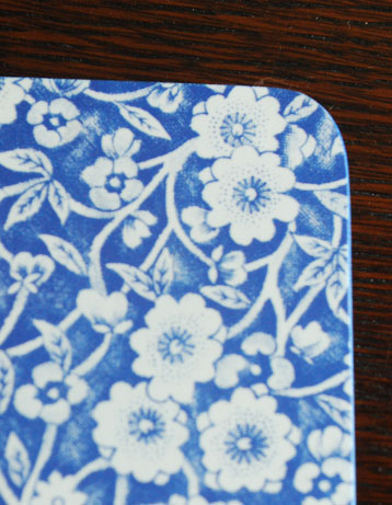 バーレイ食器　インテリア雑貨　英国輸入雑貨　バーレイのコースター4枚セット（ブルーキャリコ）。美しいブルーとプルナスの花が素敵なデザインです。(n3-029)