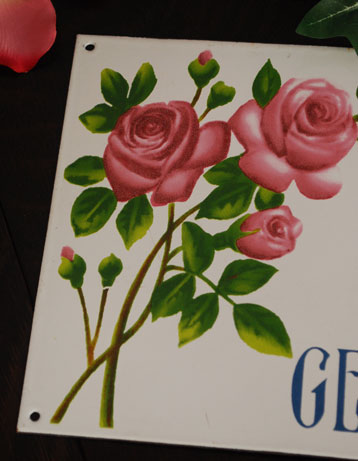 リビング雑貨　インテリア雑貨　ホウロウの雑貨、ピンクのお花のサインプレート。アンティーク風のデザインがとっても素敵です。(n7-049)