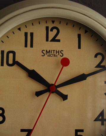 ミラー・時計　インテリア雑貨　イギリスSmithsスミス社の壁掛け時計、復刻版のアイボリー色(電池セット)。世界中から愛されるSMITHS社の時計イギリスのロンドンで1851年に生まれたSMITH社の時計。(n12-059)
