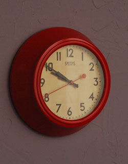 ミラー・時計　インテリア雑貨　イギリスのSMITHS（スミス）社、復刻版のレッド色の掛け時計(電池セット)。赤い秒針が可愛いアクセントスミス社のお洒落な時計と共にステキな時間を過ごしてください。(n12-058)