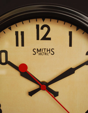 ミラー・時計　インテリア雑貨　イギリスのSMITHS（スミス）社、復刻版のブラウン色の掛け時計(電池セット)。世界中から愛されるSMITHS社の時計イギリスのロンドンで1851年に生まれたSMITH社の時計。(n12-057)