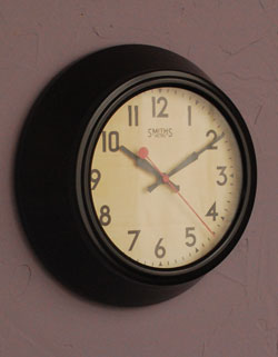 ミラー・時計　インテリア雑貨　イギリスのSMITHS（スミス）社、復刻版のブラウン色の掛け時計(電池セット)。赤い秒針が可愛いアクセントスミス社のお洒落な時計と共にステキな時間を過ごしてください。(n12-057)