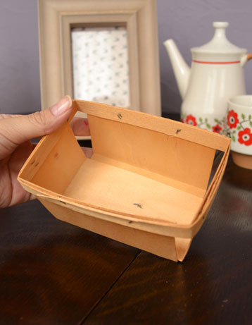 リビング雑貨　インテリア雑貨　ナチュラルなインテリア雑貨　ベリーボックス。両サイドに持ち手が付いた木製のベリーボックスです。(n5-074)