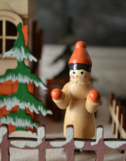 リビング雑貨　クリスマス用　温もりあるクリスマスオブジェ　クロックハウス　LEDライト付き。赤い帽子の可愛い女の子です。(n-959)
