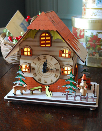 リビング雑貨　クリスマス用　温もりあるクリスマスオブジェ　クロックハウス　LEDライト付き。スイッチを入れると窓に明かりが灯り、幸せいっぱいの気分になります。(n-959)