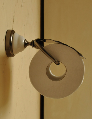 トイレットペーパーホルダー　住宅用パーツ　陶器×真鍮ペーパーホルダー （アンティーク色）。とってもオシャレなペーパーホルダーです。(sa-204)