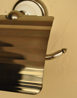トイレットペーパーホルダー　住宅用パーツ　陶器×真鍮ペーパーホルダー （アンティーク色）。程よい光沢があります。(sa-204)