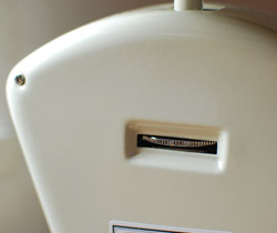 キッチン雑貨　インテリア雑貨　カフェ風インテリアのタイマー付きキッチンスケール（アイボリー）。裏には調節ネジが付いています。(n4-010)