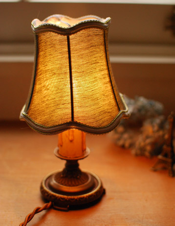 シャンデリア球のシェード　照明・ライティング　シェード（オリーブグリーン×ゴールド）。電気を付けると・・・シェードを通した灯りは、とっても柔らか。(sd-18)