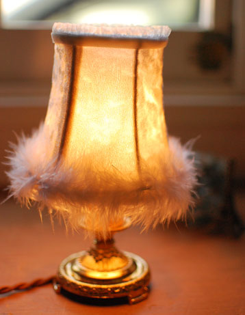 シャンデリア球のシェード　照明・ライティング　シェード（ホワイト・フェザー）。電気を付けると・・・シェードを通した灯りは、とっても柔らか。(sd-28)