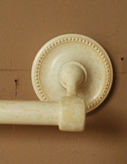 洗面・トイレ　住宅用パーツ　アンティーク風真鍮タオルバー （ホワイトアンティーク色・デザインJ）。アンティーク風のデザインがお部屋のアクセントになりますよ。(sa-603)