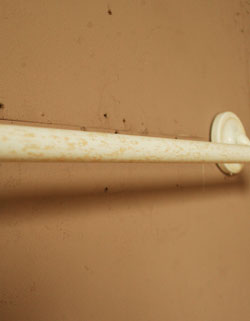 洗面・トイレ　住宅用パーツ　アンティーク風真鍮タオルバー （ホワイトアンティーク色・デザインJ）。奥行きがあるのでタオルがかけやすくなっています。(sa-603)