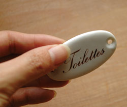 洗面・トイレ　住宅用パーツ　陶器のトイレットプレート （Toilettes）。小さくて可愛いですよ。(sa-006)