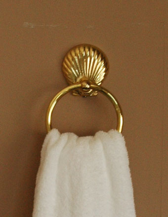 洗面・トイレ　住宅用パーツ　真鍮タオルリング （ゴールド・シェル型）。シェルがモチーフの台座。(sa-407)