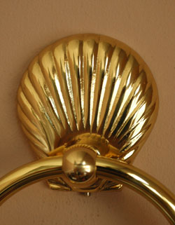 洗面・トイレ　住宅用パーツ　真鍮タオルリング （ゴールド・シェル型）。丸い付け根が可愛いポイント！。(sa-407)