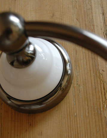 タオルハンガー・リング　インテリア雑貨　アンティーク風真鍮タオルリング （ホワイト×アンティーク色）。ホワイトとアンティーク色の組み合わせが、上質でハイセンスなイメージ。(sa-405)