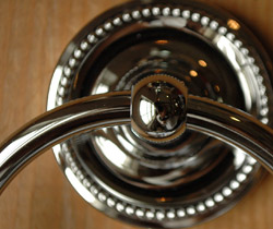 洗面・トイレ　住宅用パーツ　真鍮のタオルリング（シルバー・デザインI）。シルバーで上品な空間に…。(sa-402)