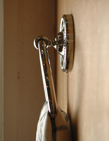 洗面・トイレ　住宅用パーツ　真鍮のタオルリング（シルバー・デザインI）。横からみるとこんな感じです。(sa-402)