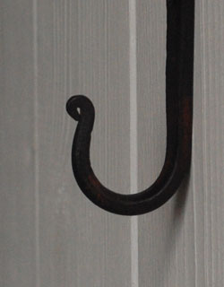 フック・フックボード　住宅用パーツ　真鍮の小さなフック （Ｊタイプ・ブラウン・M）。真鍮をアンティーク風に仕上げてあります。(u-707-v)