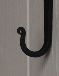 フック・フックボード　住宅用パーツ　真鍮の小さなフック （Ｊタイプ・ブラック・M）。ブラックブラス(黒染め真鍮)製です。(u-708-v)