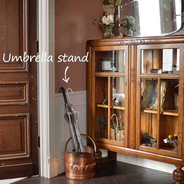 真鍮製のおしゃれな傘立てのある玄関