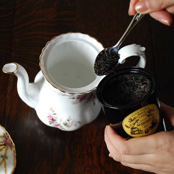 美味しい紅茶の淹れ方01.ティーポットに茶葉を入れる