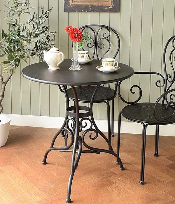 ガーデンファニチャーのテーブルと椅子